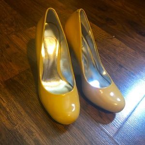 Yellow/mustard heel. Great condition. Size 7